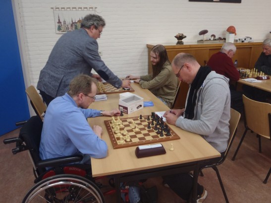 Wim K tegen Willem B, daarachter Ton tegen Marcel