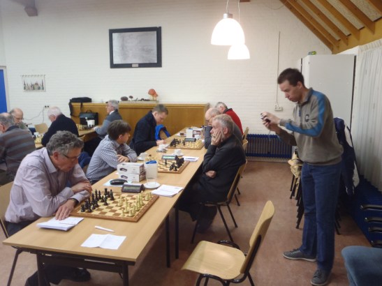 Bij aanvang was er nog tijd om foto's te maken. Johan voor Leek en Schaakjan voor ESG