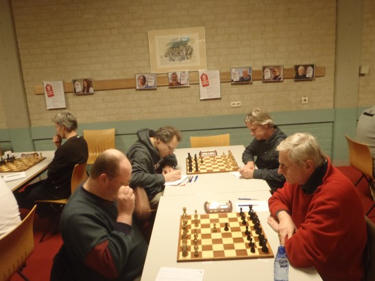 Herman V achter Arie als eerste klaar met een remise