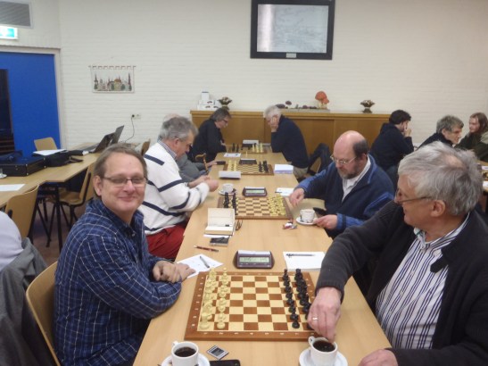 De borden 5-8 met vooraan twee KNSB-wedstrijdleiders