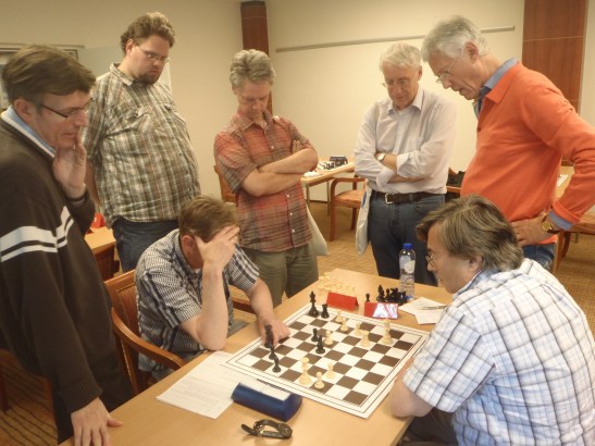 Laatste partij bezig. Voordeel is dan dat je aan het bord kunt analyseren en dat er veel belangstelling is