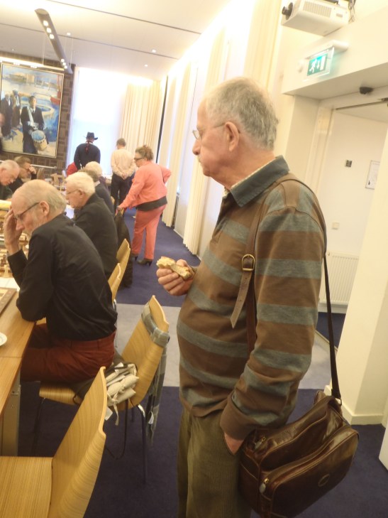 Hans kijkt toe bij Willem en vereet zijn verdriet.