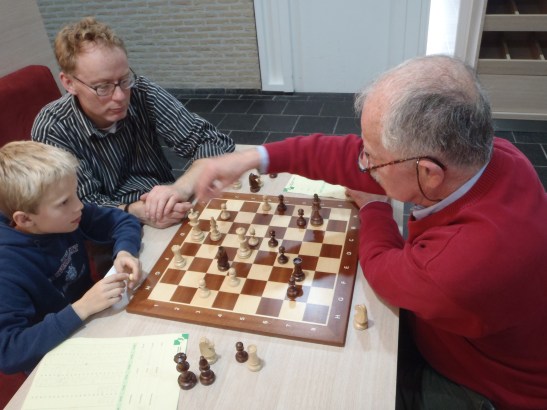 Hans analyseert met Jonas en zijn vader.