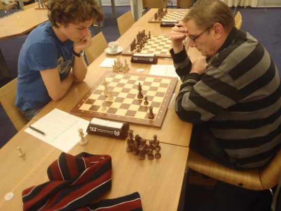 Zowel Txa6 als promoveren van de pion wint