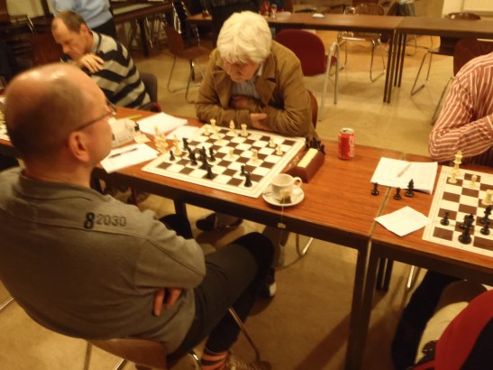 Koning op h6 moet nemen op h7 en de rest kunt u zelf.