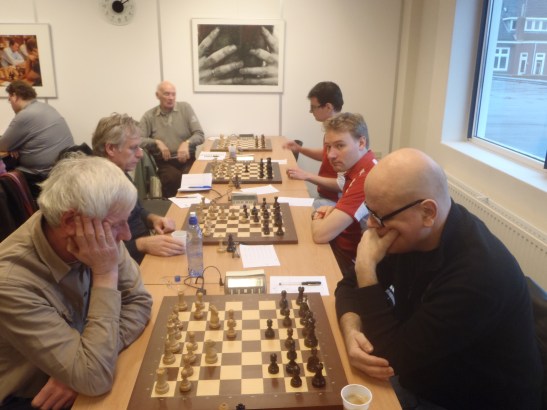 Onze witborden Arie, Herman, Jan (op de wc) en Ruud (tegenstander nog niet aanwezig)