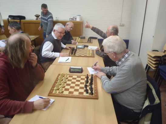 De duim van Hans werkte, Marcelis won.