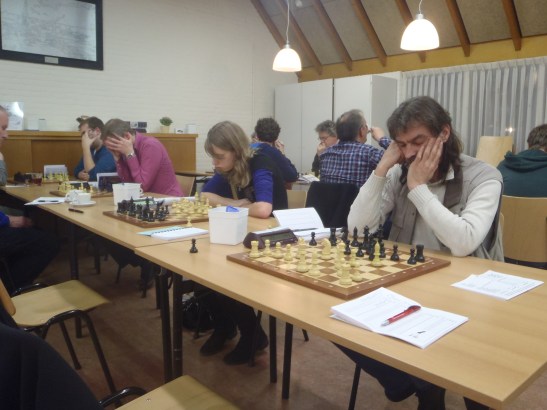 Drie kasteelridders en freule Lisanne aan de onderste vier borden