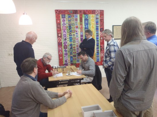 Leo liet de rest een uur wachten, maar zonder resultaat. 