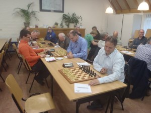 borden 8-4. Vooraan de belgische GM Jager