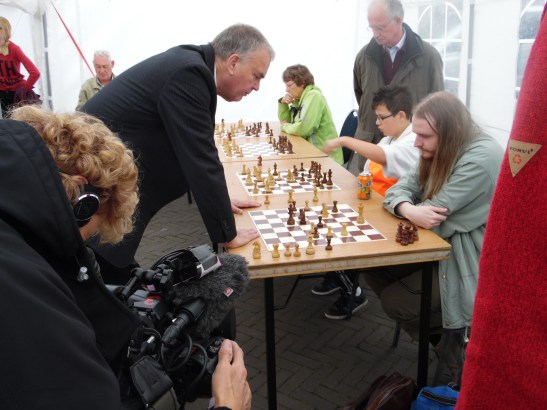 Marcel tegen Hans Böhm onder het oog van de TV-camera. Hans helpt de jeugd.