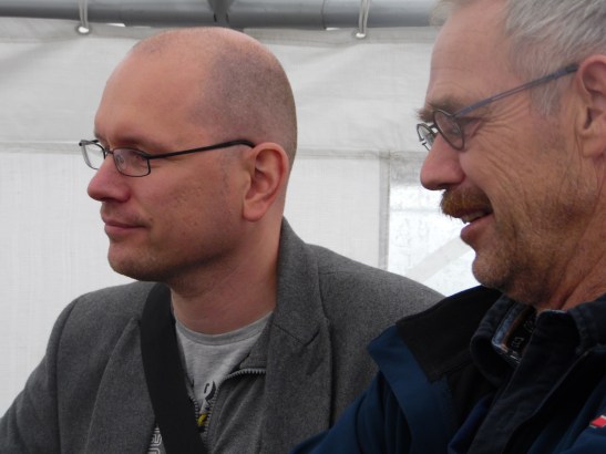 Willem kijkt goed gehumeurd toe bij de simultaan