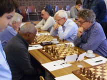 Ton kijkt naar de aanval. Pion d4 werd niet genomen e5 werd wel gespeeld