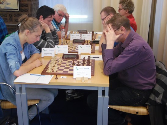 Evert bij eerste zetten al met zijn hoofd in de handen