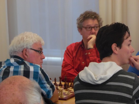 Ton luistert met zijn tegenstander naar de openingswoorden