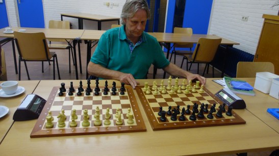 Herman zit klaar om te spelen tegen Jan (het werd 2-2)